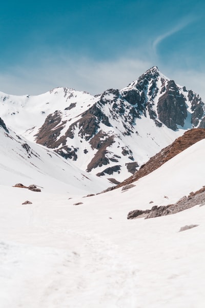 白昼雪山